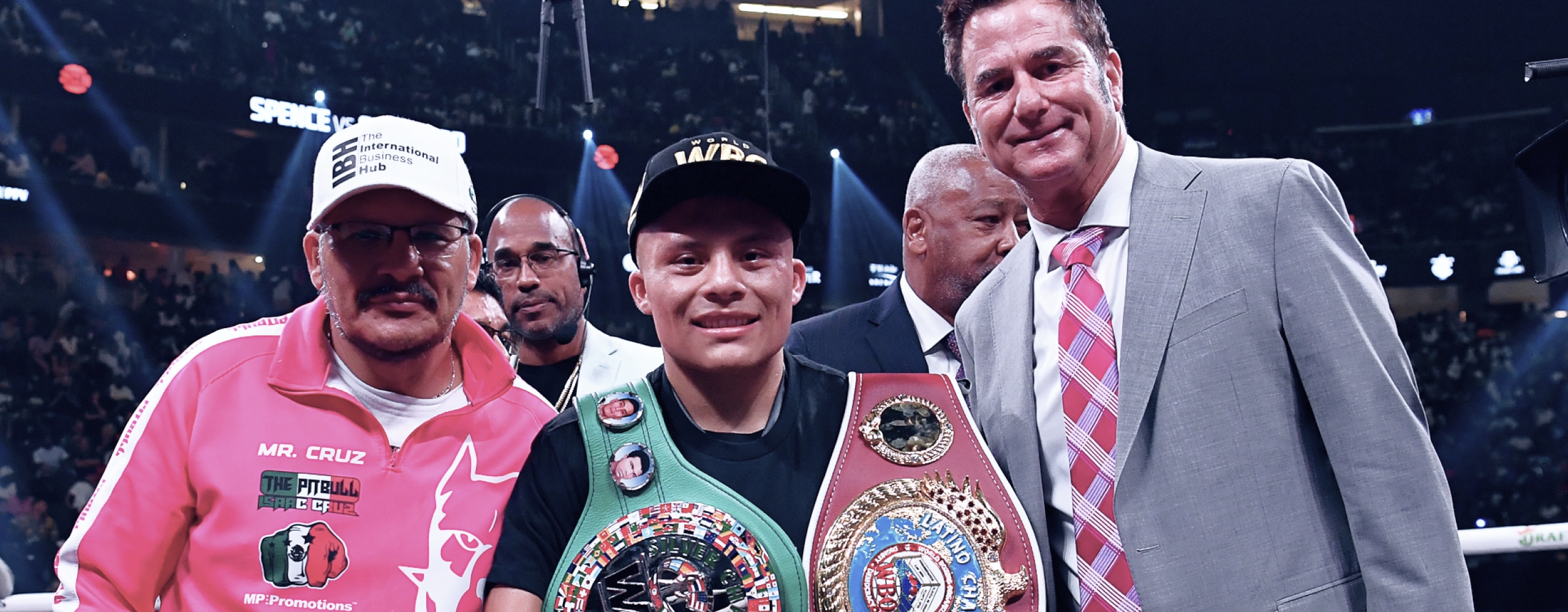 Pitbull Cruz en el cuadrilátero